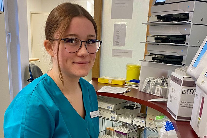 Medizinische Praxisassistentin Jana De Bernardi im Labor der Gemeinschaftspraxis Wettingen