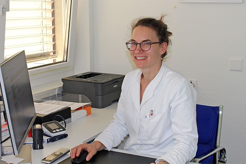 Dr. med. Friederike Lienkamp, Fachärztin für Innere Medizin FMH, an ihrem Arbeitsplatz im Sprechzimmer der Gemeinschaftspraxis Wettingen