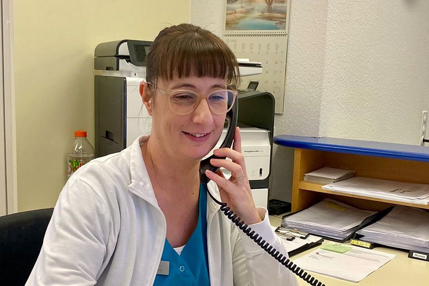 Medizinische Praxisassistentin Melanie Dombek am Telefon der Praxisanmeldung