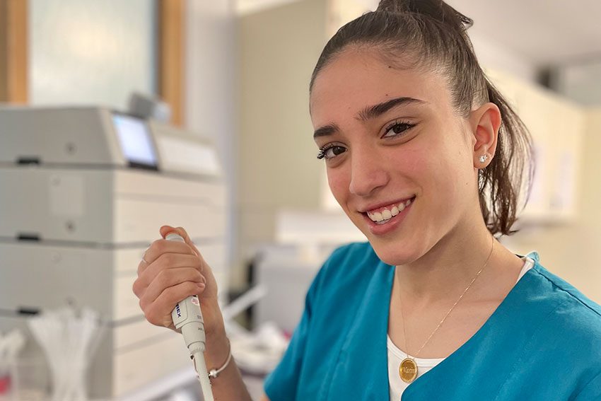 Auszubildende Medizinische Praxisassistentin Narin Dügünyurdu bei der Blutentnahme