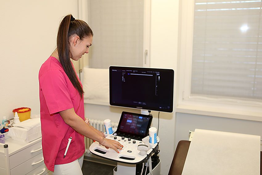 Medizinische Praxisassistentin Stephanie Stahel am Ultraschallgerät der Praxis