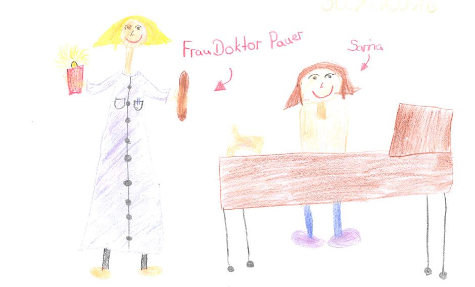 Kinderzeichnung: eine Ärztin am Schreibtisch, beschriftet mit «Frau Doktor Pauer», und eine Patientin